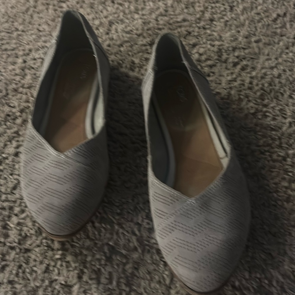 Toms beige pointed toe flats